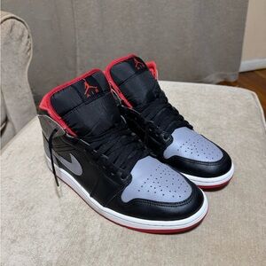 Jordan 1 mid “bred shadow” sz 9.5 mens